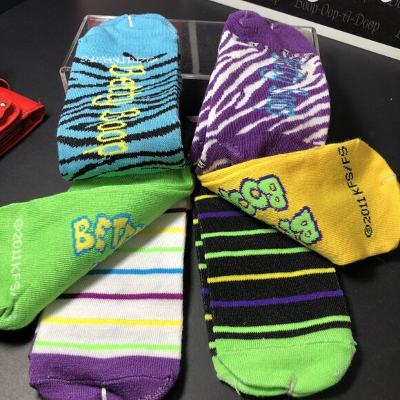 Betty Boop Collection, Lot Of 6, Signs, Socks, Wallet And Book ** READ** CN - Picture 15 of 16